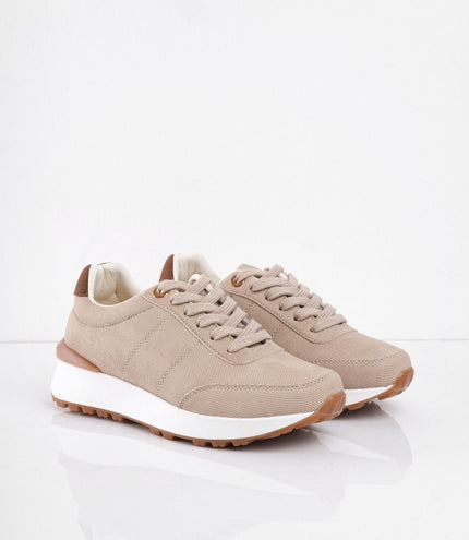 Tenis beige con detalle en el talón