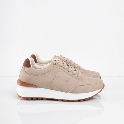 Tenis beige con detalle en el talón
