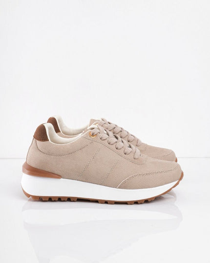Tenis beige con detalle en el talón