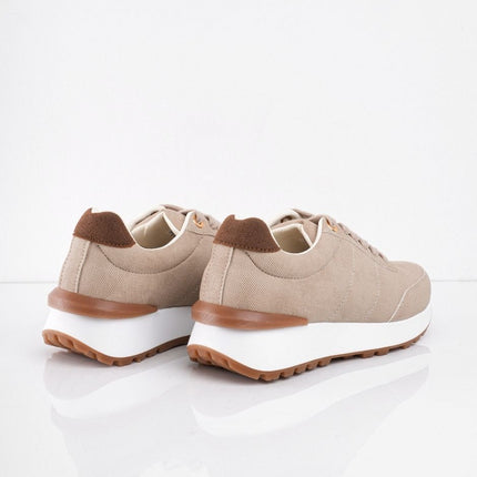 Tenis beige con detalle en el talón