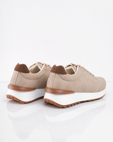 Tenis beige con detalle en el talón