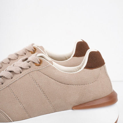 Tenis beige con detalle en el talón