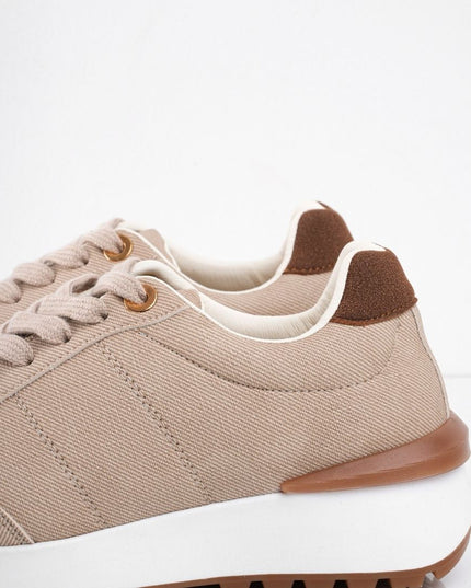 Tenis beige con detalle en el talón