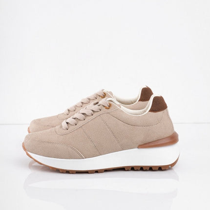 Tenis beige con detalle en el talón