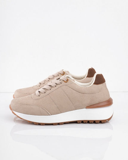 Tenis beige con detalle en el talón