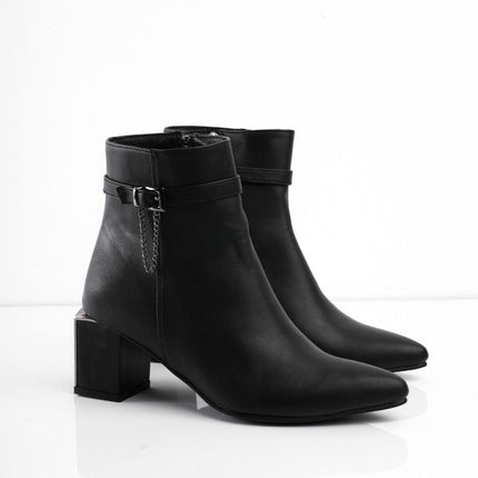 Botin negro de tacón y detalle con hebilla