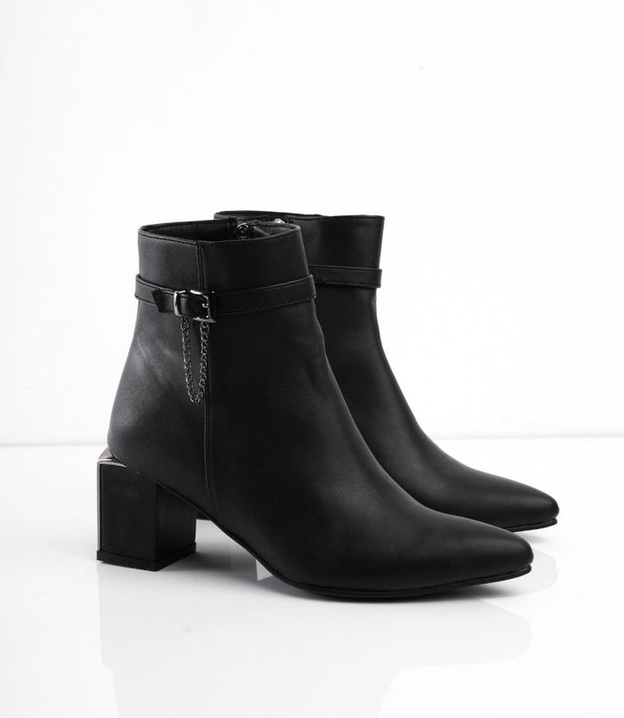 Botin negro de tacón y detalle con hebilla