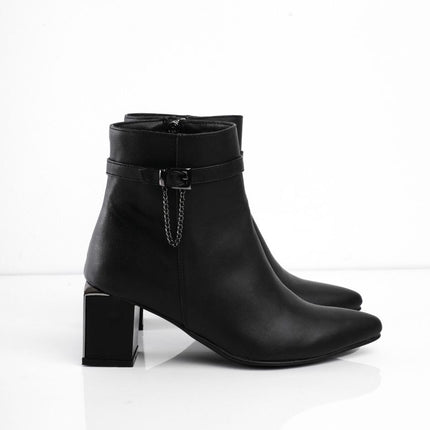 Botin negro de tacón y detalle con hebilla
