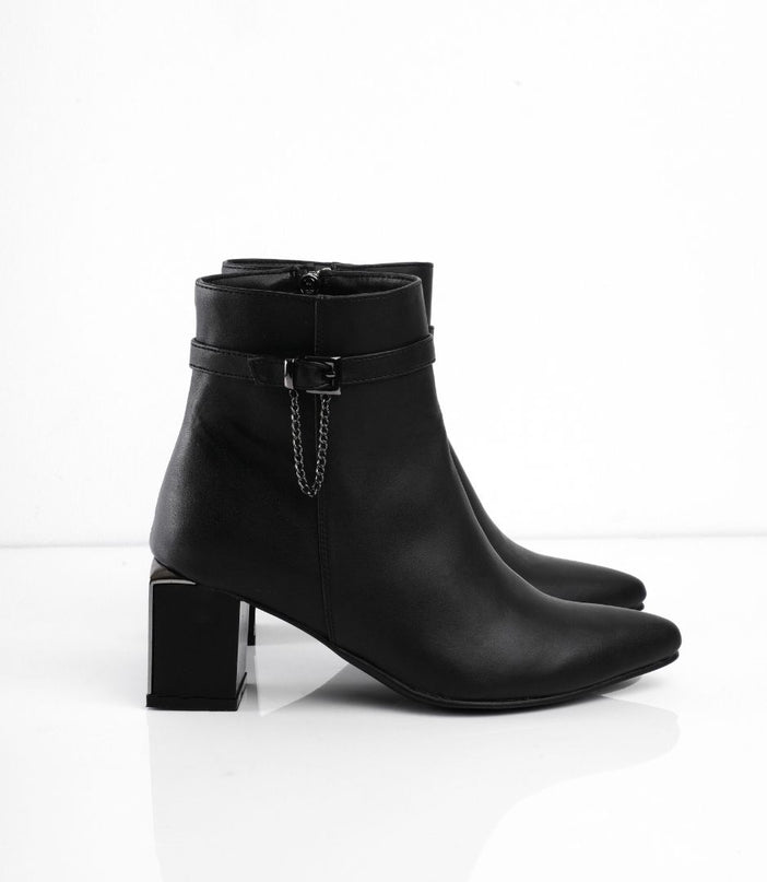 Botin negro de tacón y detalle con hebilla