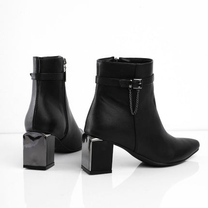 Botin negro de tacón y detalle con hebilla