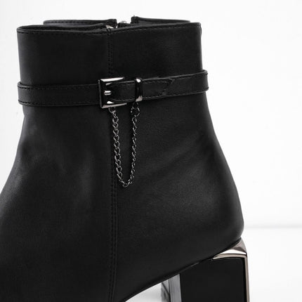 Botin negro de tacón y detalle con hebilla
