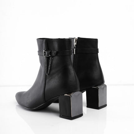 Botin negro de tacón y detalle con hebilla