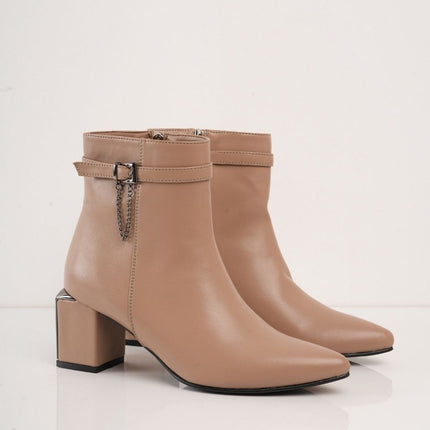 Botin taupe de tacón y detalle con hebilla