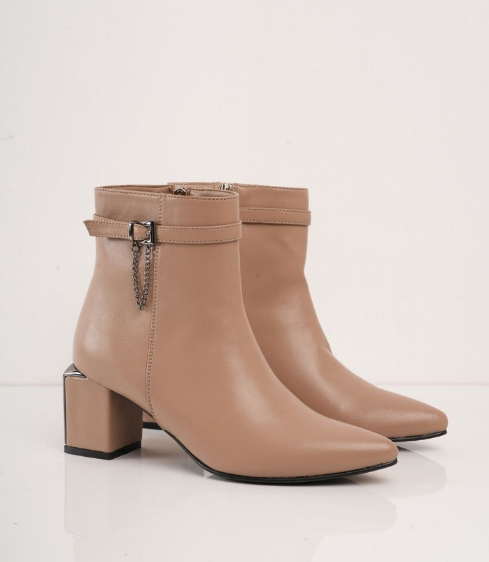 Botin taupe de tacón y detalle con hebilla