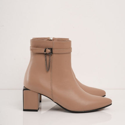 Botin taupe de tacón y detalle con hebilla