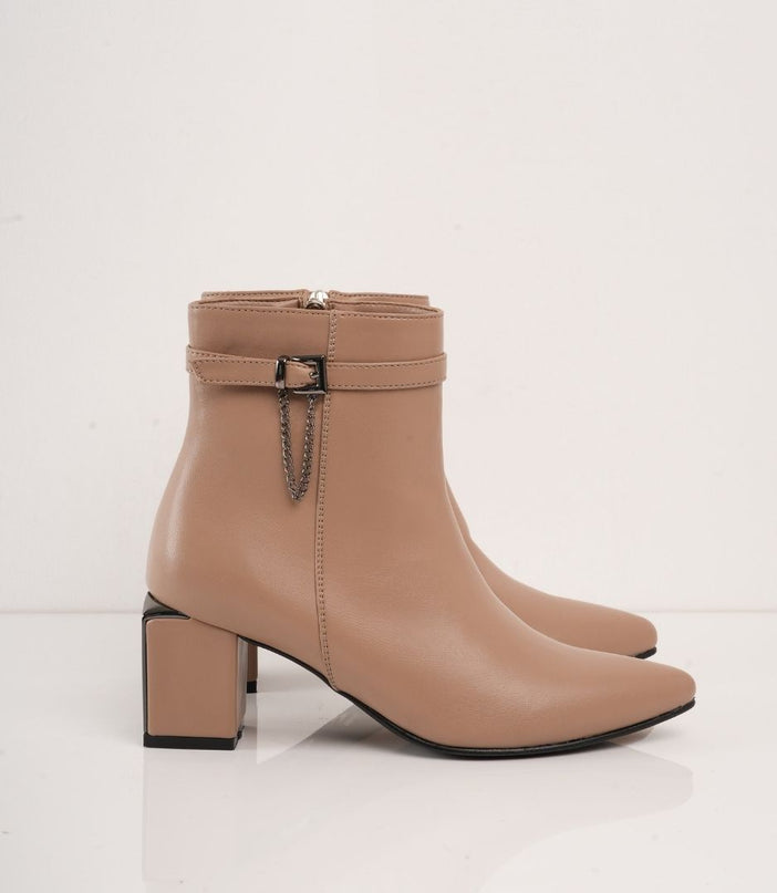 Botin taupe de tacón y detalle con hebilla