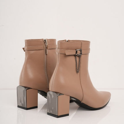 Botin taupe de tacón y detalle con hebilla