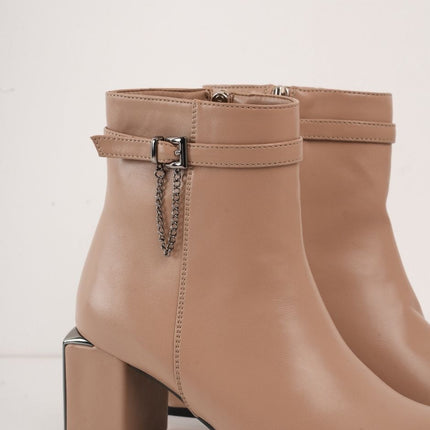 Botin taupe de tacón y detalle con hebilla