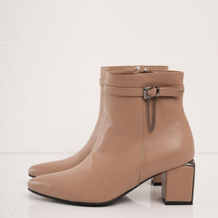Botin taupe de tacón y detalle con hebilla