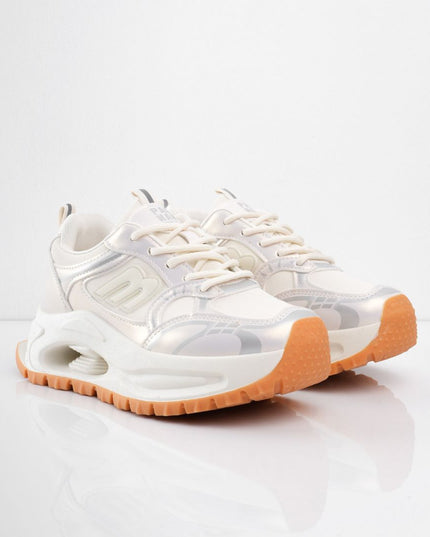Tenis de plataforma crema con diseño y suela naranja