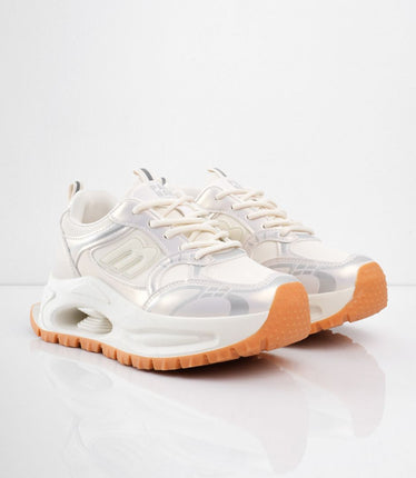 Tenis de plataforma crema con diseño y suela naranja