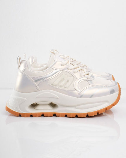 Tenis de plataforma crema con diseño y suela naranja