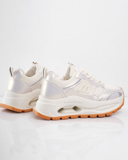 Tenis de plataforma crema con diseño y suela naranja