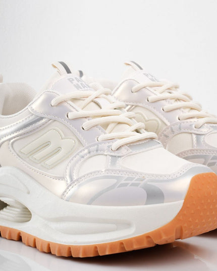 Tenis de plataforma crema con diseño y suela naranja