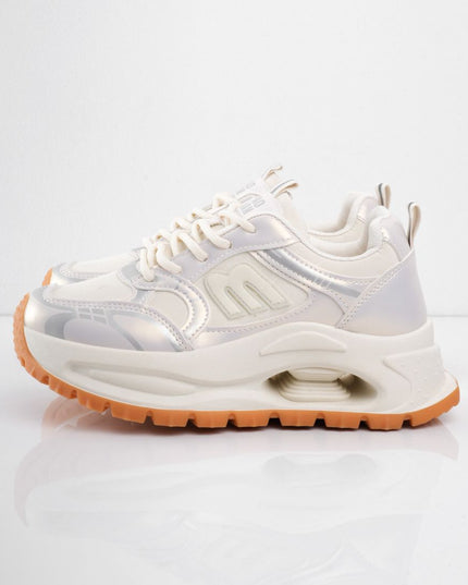 Tenis de plataforma crema con diseño y suela naranja