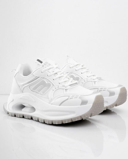 Tenis de plataforma blancos con diseño