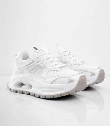 Tenis de plataforma blancos con diseño