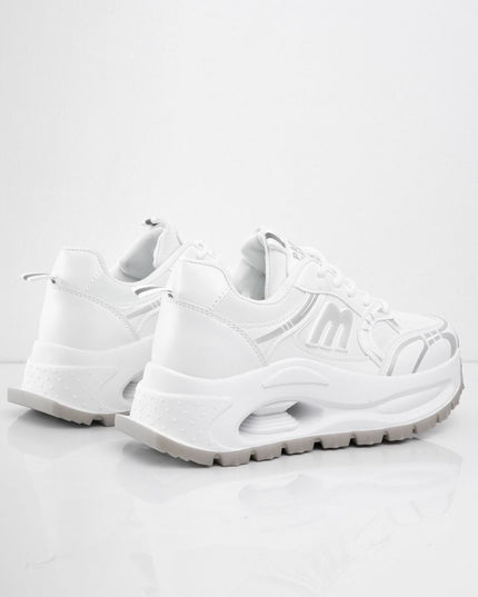 Tenis de plataforma blancos con diseño
