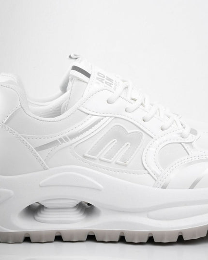 Tenis de plataforma blancos con diseño