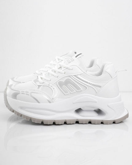 Tenis de plataforma blancos con diseño