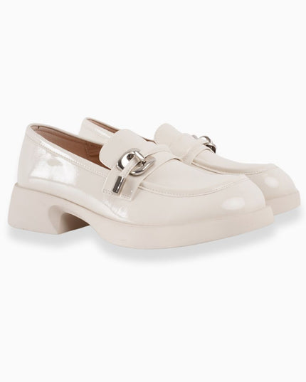 Mocasines crema con correa y detalle plateado