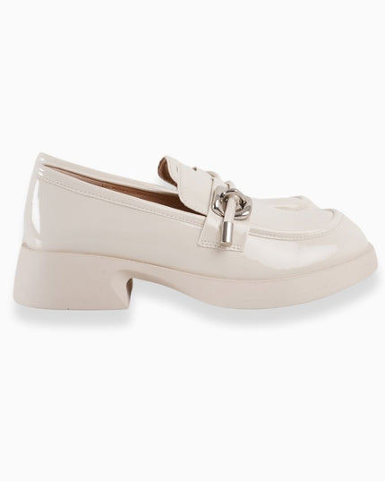Mocasines crema con correa y detalle plateado