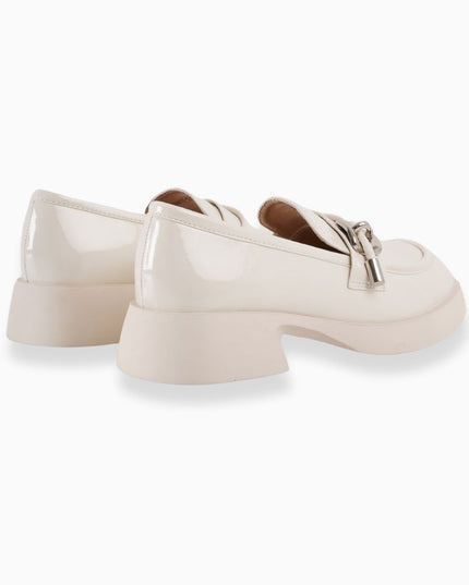 Mocasines crema con correa y detalle plateado