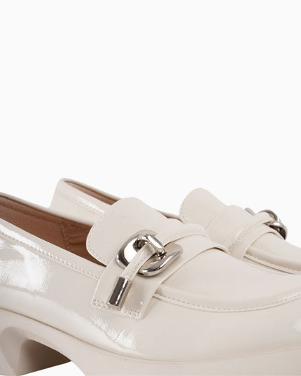 Mocasines crema con correa y detalle plateado