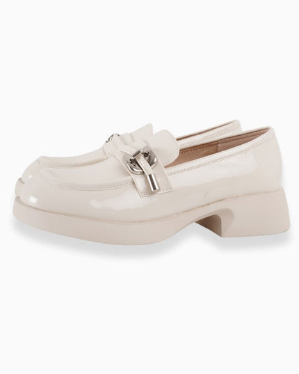 Mocasines crema con correa y detalle plateado