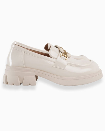 Mocasines crema charol clásicos