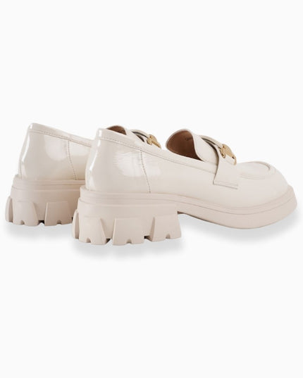 Mocasines crema charol clásicos