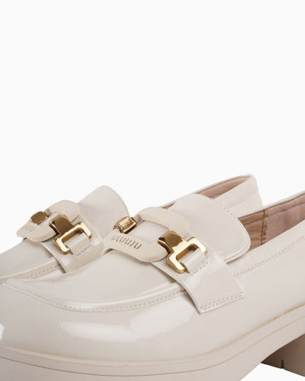 Mocasines crema charol clásicos