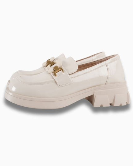 Mocasines crema charol clásicos