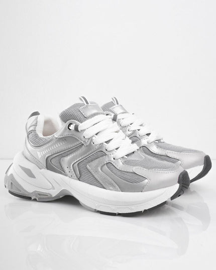 Tenis plateados con plataforma y detalles