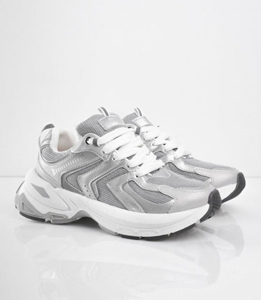 Tenis plateados con plataforma y detalles