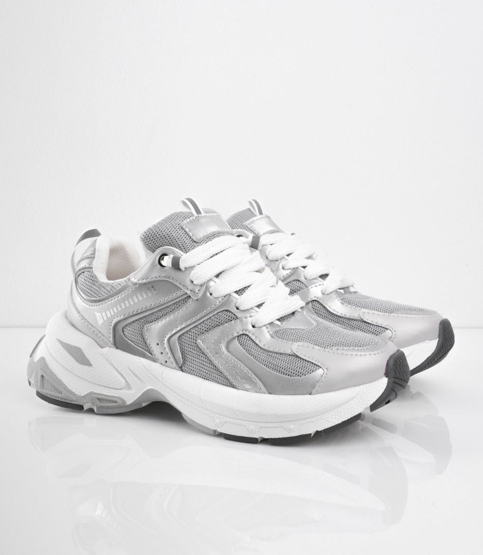 Tenis plateados con plataforma y detalles – Adrenalina