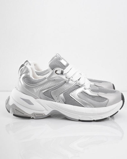 Tenis plateados con plataforma y detalles