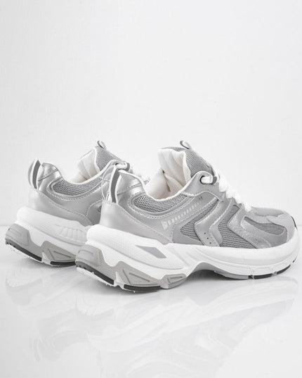 Tenis plateados con plataforma y detalles