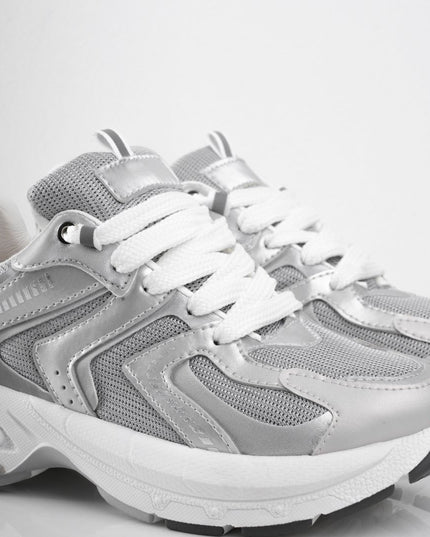 Tenis plateados con plataforma y detalles