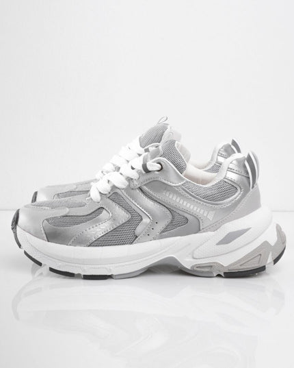 Tenis plateados con plataforma y detalles